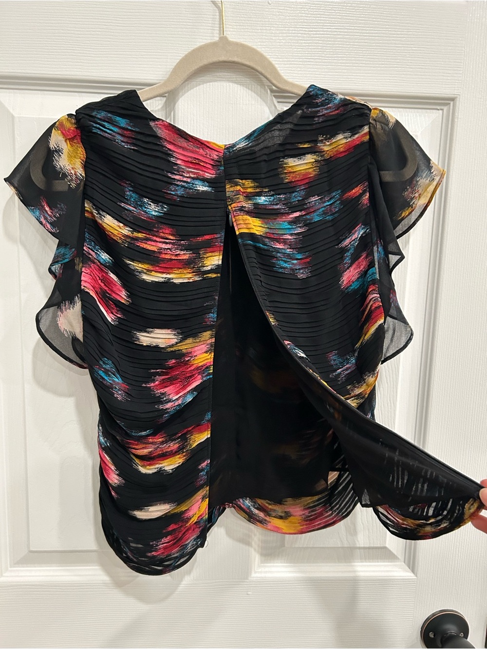 NWOT White House Black Market Multicolor Abstract Flutter Sleeve Blouse Size 0 - Picture 10 of 11